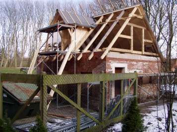 Rohbau des Stallgebäudes mit neuem Dachstuhl im Winter