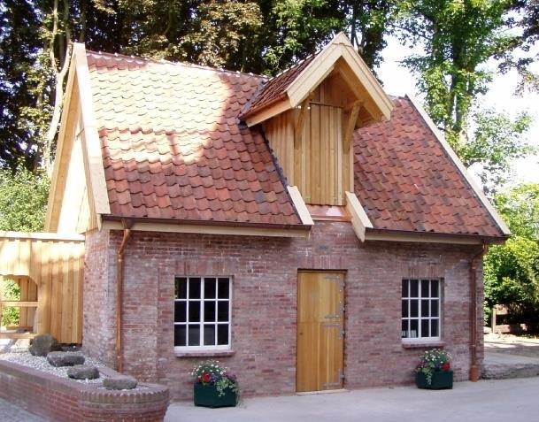 Das restaurierte Stallgebäude im Sommer 2004