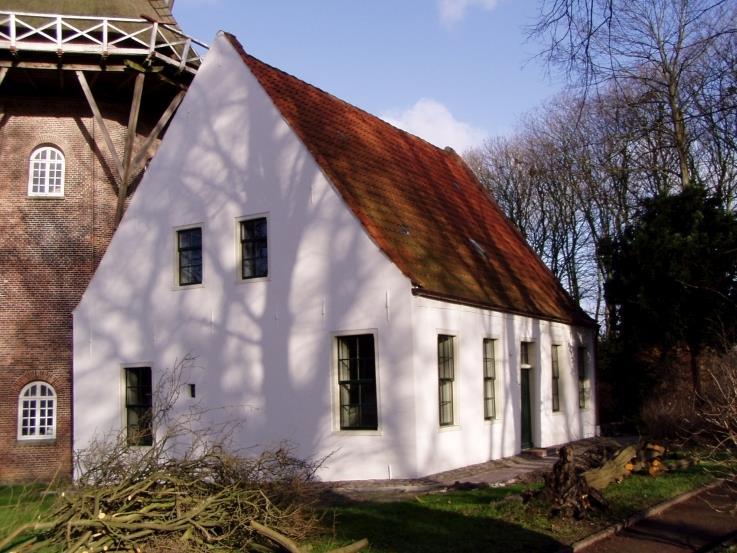 Das frisch restaurierte weiße Müllerhaus mit rotem Ziegeldach